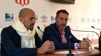 Gustavo Matosas junto al presidente Juan Sebastián Verón