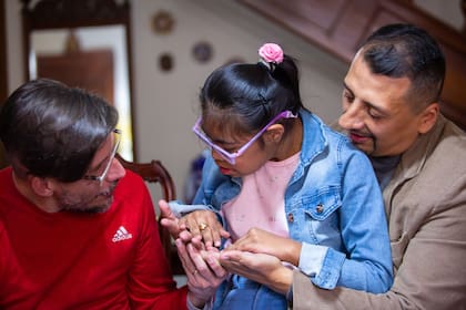 “Gustavo me decía: ‘¡No llores que la vas a asustar!’. Fer estiró los brazos como si nos hubiese estado esperando. Nos abrazó a los dos y nos consoló ella a nosotros", recuerda Adolfo sobre el día en que conoció a su hija.