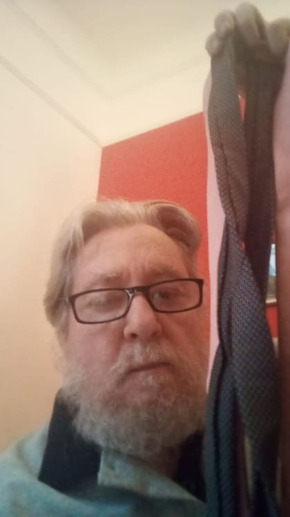 Gustavo Melmann, el padre de la adolescente violada y asesinada en Miramar, muestra las corbatas que los delincuentes dejaron anudadas