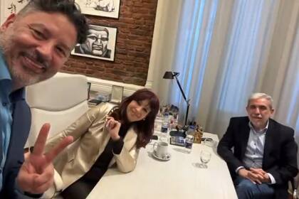 Gustavo Menéndez, Cristina Kirchner y Aníbal Fernández, reunidos ayer