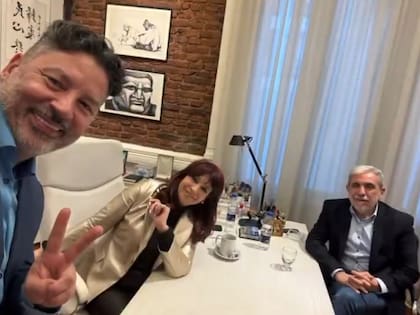 Cristina Kirchner con el intendente de Merlo, Gustavo Menéndez, y el exministro de Seguridad Aníbal Fernández, interventores del PJ en Jujuy