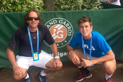 Gustavo Merbilhaa junto a Tomás Etcheverry en Roland Garros 2016; el platense jugó en juniors y cayó en primera ronda