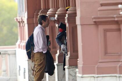 Gustavo Néliz al llegar a casa de Gobierno le controlan la temperatura