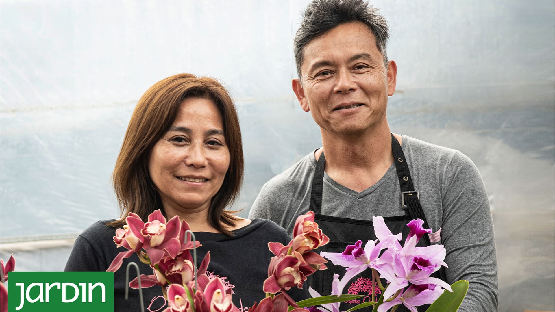 Gustavo Ogata y su mujer Yuki trabajan juntos en su vivero de orquídeas.