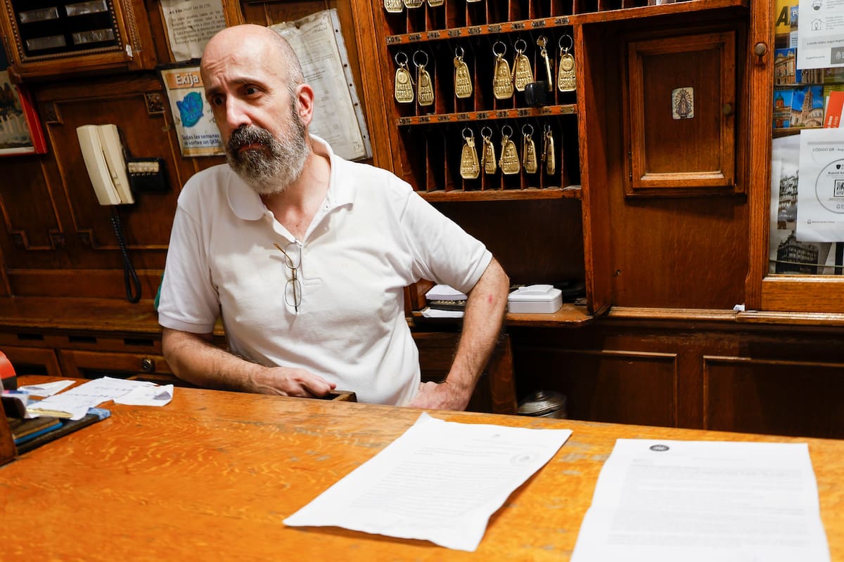 Gustavo Pardo, encargado del Gran Hotel España, en Tacuari 80, el lugar donde iba a alojarse el sirio-colombiano acusado de terrorismo. Sobre el mostrador, notificaciones que recibió del juzgado.