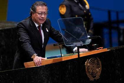 Gustavo Petro impuso una negativa a recibir los aviones con las personas deportadas de EE.UU pero ante las sanciones de Trump cedió a recibirlos
