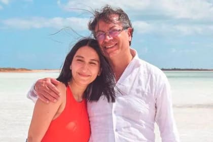 Gustavo Petro junto a Laura Sarabia, su jefa de gabinete