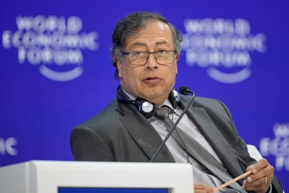 Gustavo Petro, presidente de Colombia, participa en un panel en la Reunión Anual del Foro Económico Mundial en Davos, Suiza, el miércoles 17 de enero de 2024. (Foto AP/Markus Schreiber)