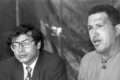 Gustavo Petro y Hugo Chávez, una foto que circuló ayer tras el triunfo