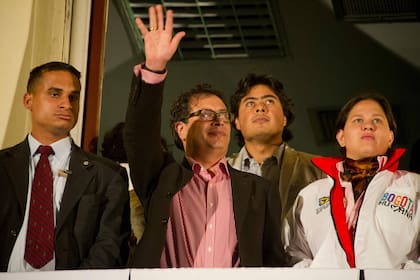 Gustavo Petro y su hijo Nicolás, justo detrás, en esta foto de archivo durante un mitin en Bogotá