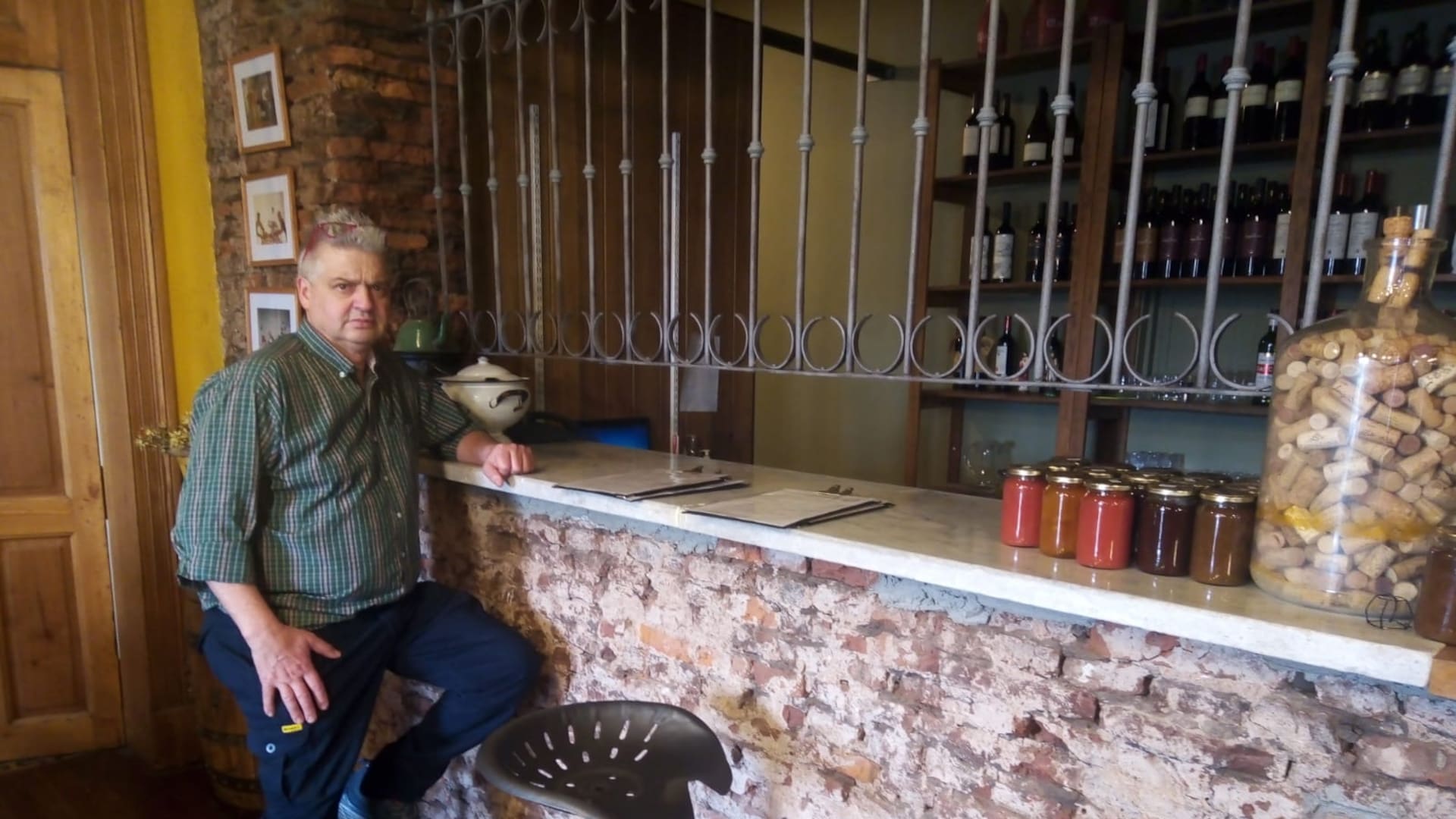 Gustavo Picchi en la barra de La Casona del Fiambre donde recibe comensales con un accesible menú fijo y abundante