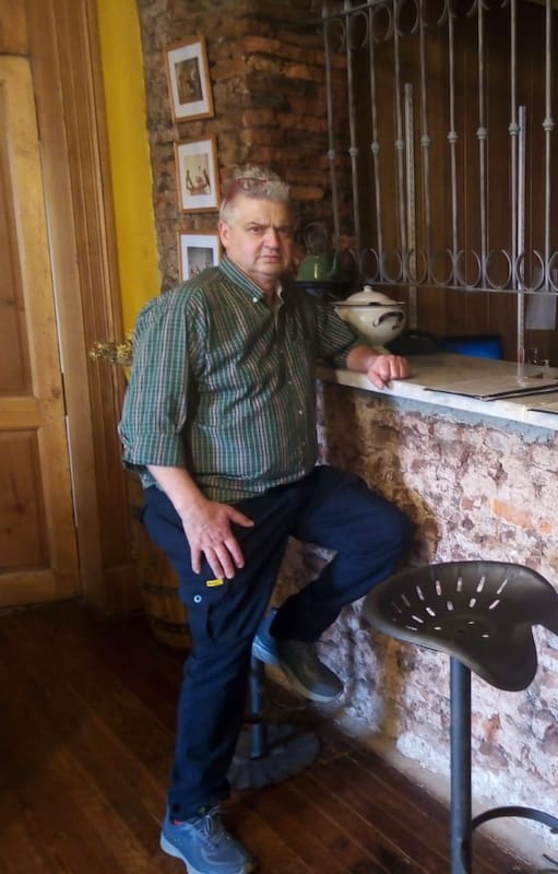 Gustavo Picchi en la barra de La Casona del Fiambre donde recibe comensales con un accesible menú fijo y abundante