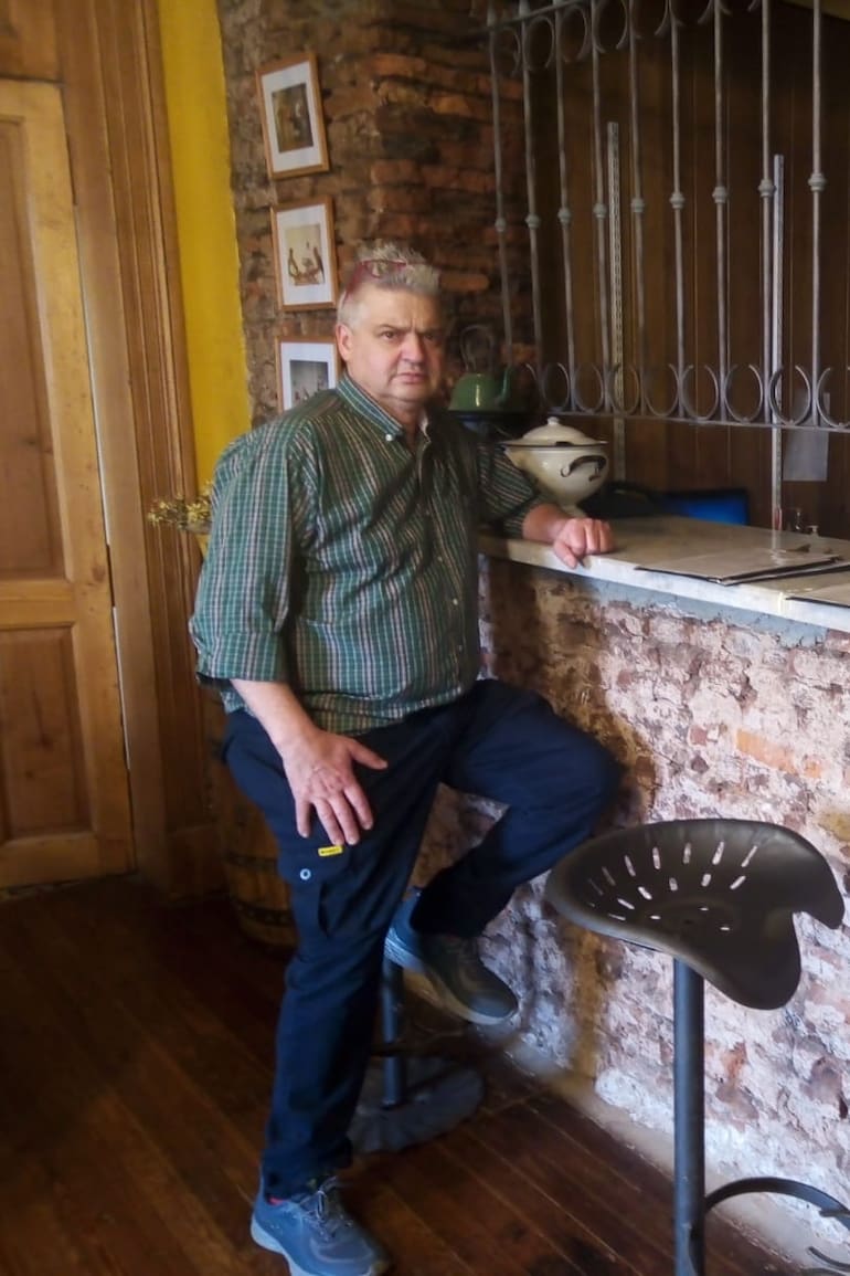 Gustavo Picchi en la barra de La Casona del Fiambre donde recibe comensales con un accesible menú fijo y abundante