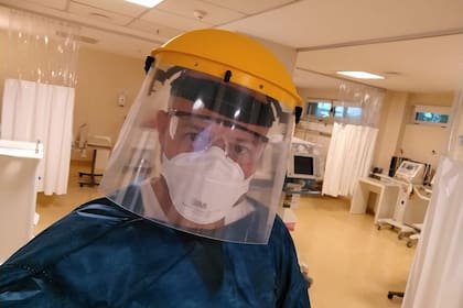 Gustavo Plotnikow con el traje protector que usa en la sala de terapia intensiva