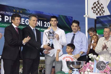Gustavo Posse (izq.), intendente de San isidro, en una entrega de premios del Carlos Pellegrini