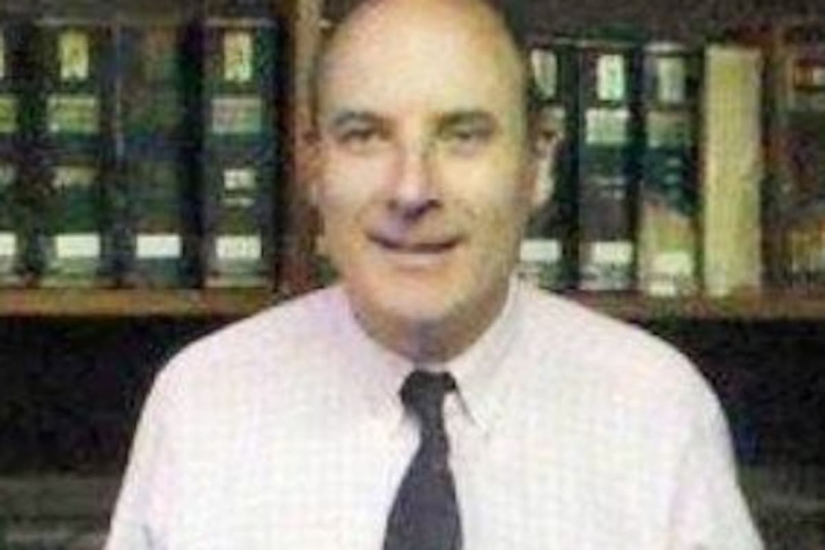 Gustavo Prellezo con su título de abogado