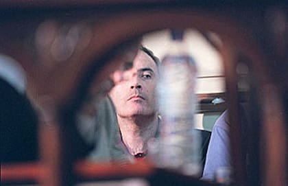 El policía Gustavo Prellezo escucha el alegato de la fiscalía, en Dolores, durante el juicio por el asesinato de José Luis Cabezas