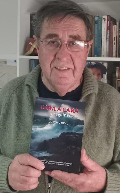 Gustavo presentando el libro que escribió sobre el accidente, Cara a cara y seguir vivo (Foto: gentileza)