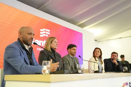 Gustavo Puccini, ministro de Desarrollo Productivo de Santa Fe; Gisela Scaglia, vicegobernadora de Santa Fe; Maximiliano Pullaro, gobernador de Santa Fe; Myrian Prunotto, vicegobernadora de Córdoba y Joaquín Pinasco, CEO de La Pastelera, en la presentación del Congreso Internacional de Maíz, que se realizó en Agroactiva