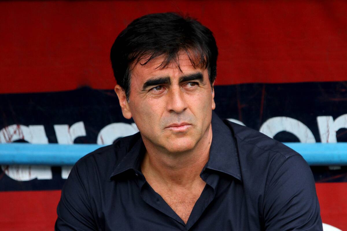 Gustavo Quinteros, en el ojo de la tormenta en Chile por gestos obscenos en un partido