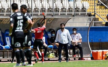 Gustavo Quinteros, en el ojo de la tormenta en Chile por gestos obscenos en un partido
