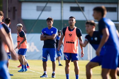 Gustavo Quinteros, entrenador de Vélez, durante una práctica del Fortín, al que acaba de clasificar a las semifinales de la Copa de la Liga Profesional