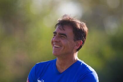Gustavo Quinteros, sonriente en Vélez: un DT de selección, que pasó por Ecuador y Bolivia, reemplaza a Sebastián Méndez.
