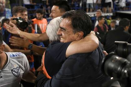 Gustavo Quinteros y el abrazo con el presidente de Vélez, Berlanga, luego de consagrarse campeón de la Copa de la Liga