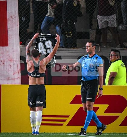 Gustavo Ryan exhibe su camiseta de Corinthians frente a los hinchas de Universitario, luego de marcar el gol del triunfo. (Gentileza Trome.com)