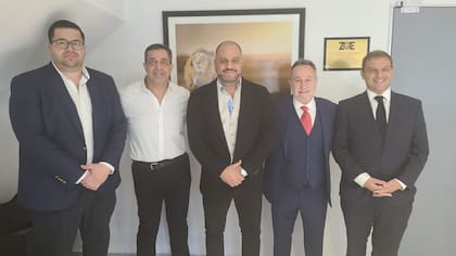 Gustavo Saavedra es el primero de la foto; acompañado por Cositorto y otros abogados.