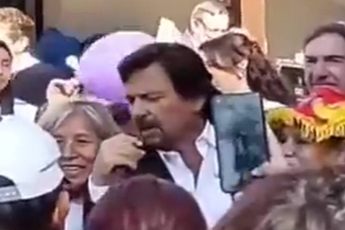 Gustavo Sáenz cerró un acto al ritmo de "Rosa, Rosa", de Sandro