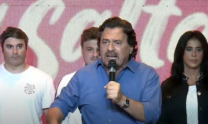 Gustavo Sáenz durante su discurso por la reelección