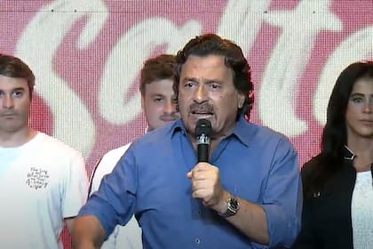 Gustavo Sáenz durante su discurso por la reelección