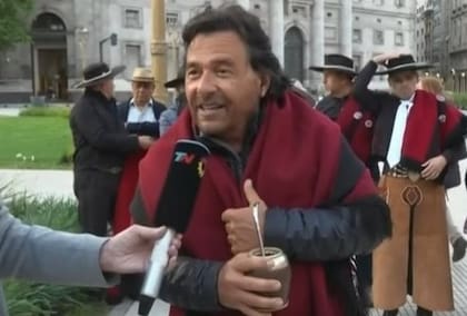 Gustavo Sáenz en Plaza de Mayo.