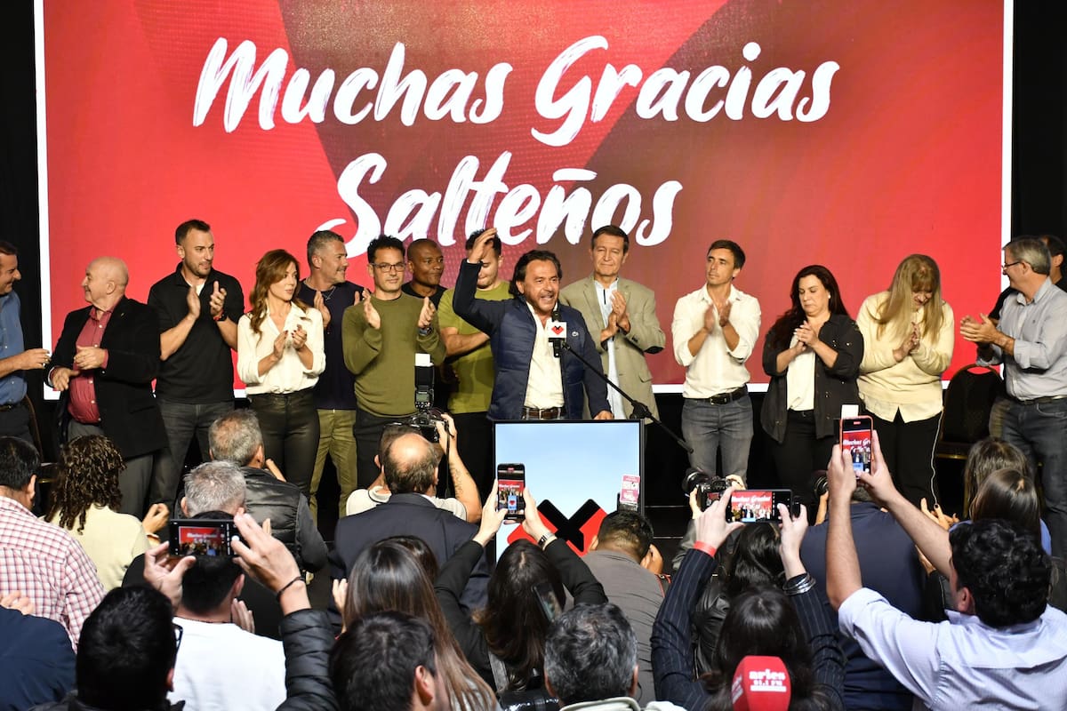 Gustavo Sáenz, gobernador de Salta, festeja el triunfo en el búnker partidario