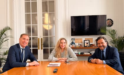 Gustavo Sáenz junto a Diego Santilli y Karina Milei