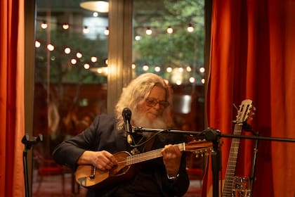Gustavo Santaolalla con su ronroco, tocando en el salón del restaurante El Mercado