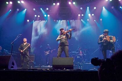 Gustavo Santaolalla, Javier Casalla y Martín Ferres, en la primera línea de Bajofondo
