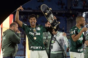 Gustavo Scarpa, el fanático del skate que fue a recibir la medalla con su patineta y no la soltó durante los festejos