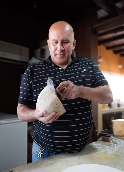 Gustavo Schiavi, sólo recibe en su cava a quien llega recomendado por el boca a boca e interesado en sus quesos.