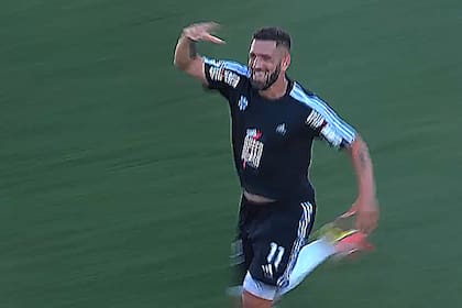 Gustavo "Tortuga" Fernández festeja su gol, que le dio el ascenso a Deportivo Riestra a la primera división