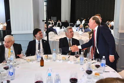 Gustavo Weiss, presidente de la Cámara Argentina de la Construcción (Camarco) saluda a Nicolás Pino, presidente de la Sociedad Rural Argentina (SRA)