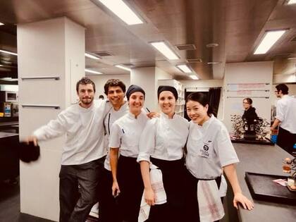 Gustavo y Virginia con sus compañeros en la cocina de Martín Berasategui, en 2010.