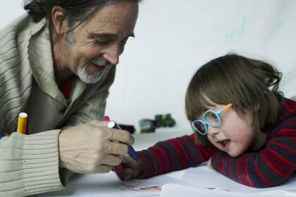 Gusti y Mallko se divierten dinujando