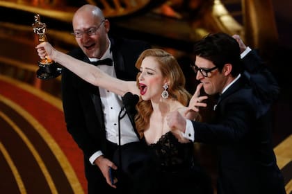 Guy Nattiv y Jaime Ray Newman aceptan el Oscar de Mejor Cortometraje Live Action, por Skin