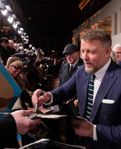 Guy Ritchie firmó autógrafos a sus fans.