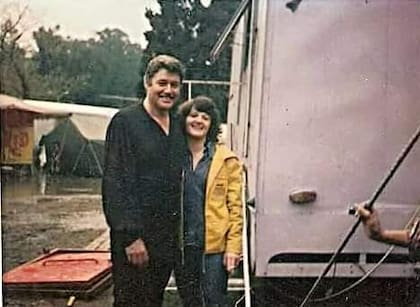 Guy Williams junto a Araceli Lisazo, su novia en la Argentina