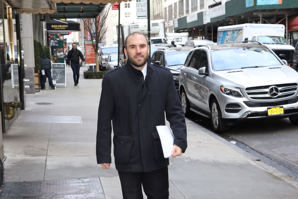 Guzman al ingresar en la reunión con el FMI