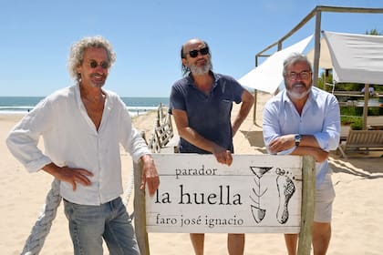 Guzmán Artagaveytia (izquierda), Martín Pittaluga (centro) y Gustavo Barbero (derecha), los socios y dueños del Parador La Huella