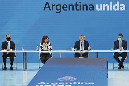 El presidente Fernández, junto a la vicepresidenta, Cristina Fernández, el jefe de la Cámara de Diputados, Sergio Massa y el ministro de Economía, Martín Guzmán, al anunciar los resultados del canje